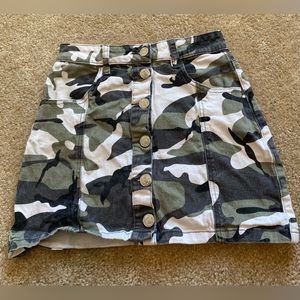 Almost famous Womens skirt shorts camo camouflage high rise size 3